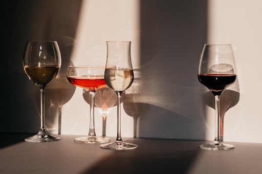 Udnyt en smagekasse med vin på flere måder